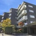 パークハウス成城 地上8階建ての7階部分、南西角住戸です。全居室収納付き。回遊動線により、家事効率が良い間取りです。