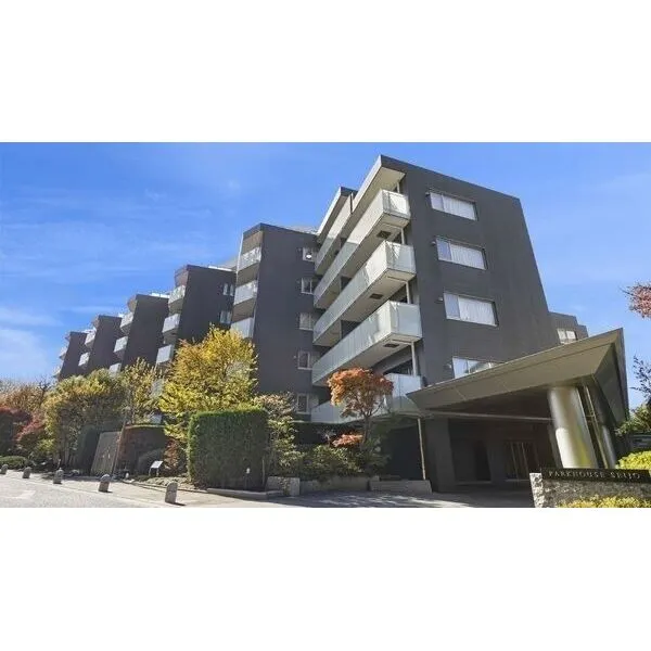 パークハウス成城 地上8階建ての7階部分、南西角住戸です。全居室収納付き。回遊動線により、家事効率が良い間取りです。