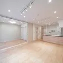 ゼルクハウス船堀 リビング・ダイニング：約15.4帖。写真左手奥は約5.1帖の洋室があります(撮影年月：2026年…