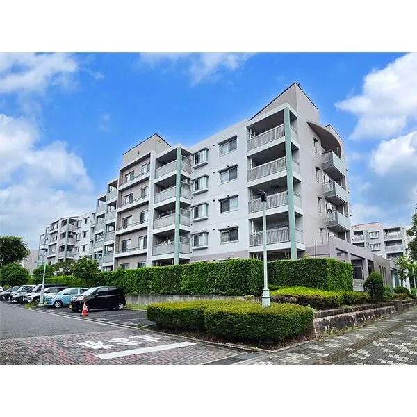 青葉の森公園通り団地8号棟 青葉の森公園通り8号棟 棟全面の敷地も広く、日当たり良好。