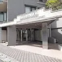 ヴィルヌーブ戸塚 清潔感のあるエントランスです。防犯カメラも設置されており、毎日の暮らしに安心を添えてくれる佇ま・・・
