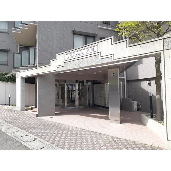ヴィルヌーブ戸塚 清潔感のあるエントランスです。防犯カメラも設置されており、毎日の暮らしに安心を添えてくれる佇ま・・・