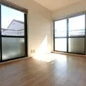 ルミエール紫野 　2面採光の明るい洋室1です。