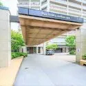 パークタワー東雲 車寄せを兼ねた居住者を迎えるエントランスアプローチ