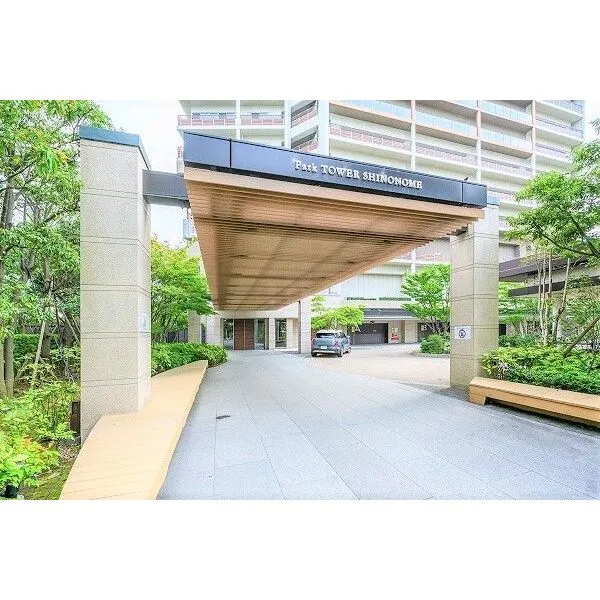 パークタワー東雲 車寄せを兼ねた居住者を迎えるエントランスアプローチ