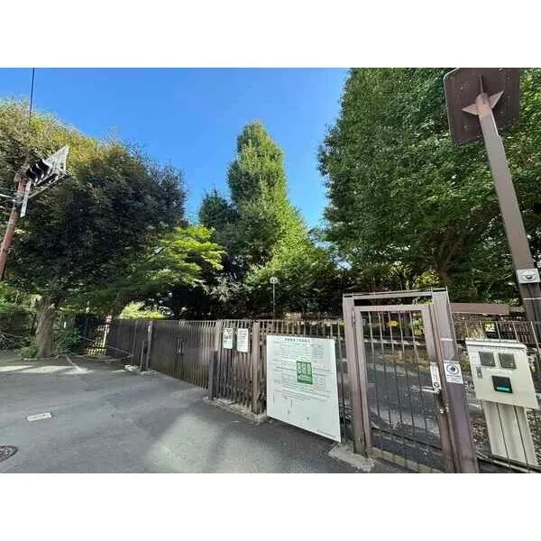 藤和新宿御苑コープ 新宿御苑 旧大木戸門衛所/約300m