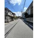 世田谷区東玉川１丁目 落ち着いた街並みが広がる前面道路です。