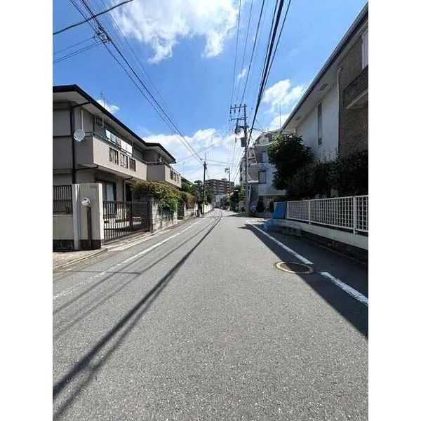世田谷区東玉川1丁目 落ち着いた街並みが広がる前面道路です。