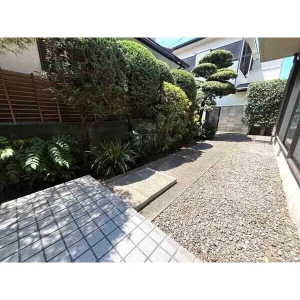 世田谷区東玉川１丁目 緑豊かなアプローチが住まいを彩ります。