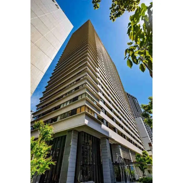 N4.TOWER 京阪中之島線「中之島」駅まで徒歩4分。地上34階建て総戸数349戸のビッグコミュニティです。