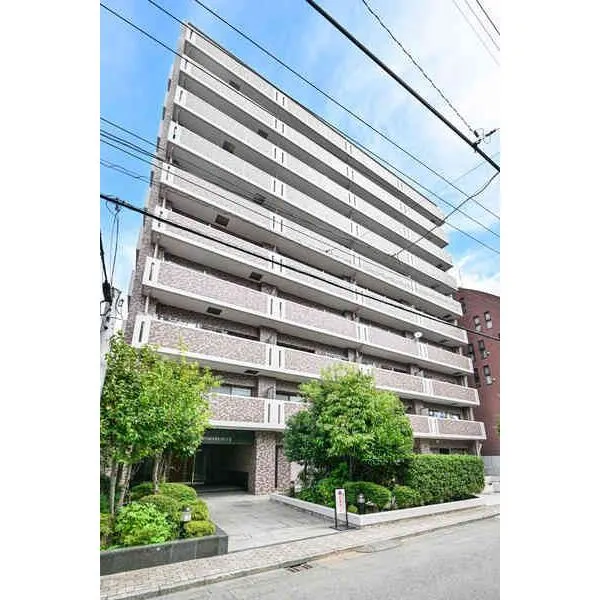 クレッセント新丸子III 1998年7月築、地上10階建のマンション。対象住戸は9階部分、南向き住戸。