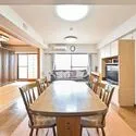 クレッセント新丸子III 和室の襖を開けることでゆとりのある開放的な空間に。※家具・調度品は販売対象に含まれません。