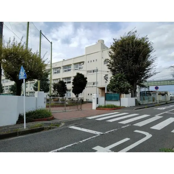 横浜市旭区白根5丁目 横浜市立鶴ヶ峯中学校(中学校)まで約560m(徒歩7分)