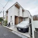 世田谷区代田６丁目 2025年3月建築。第一種低層住居専用地域の閑静な住宅街。前面道路は交通量が少ない通りです。