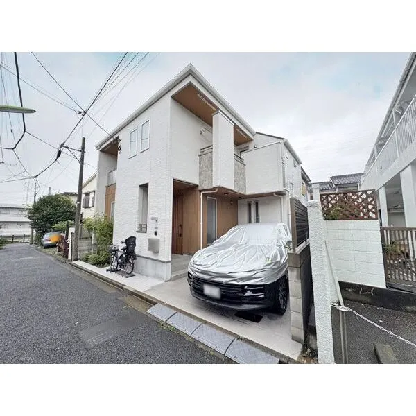 世田谷区代田6丁目 2025年3月建築。第一種低層住居専用地域の閑静な住宅街。前面道路は交通量が少ない通りです。