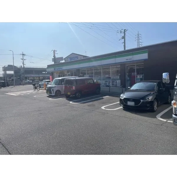南海グリーンコート泉北深井 ファミリーマート堺堀上町店（コンビニ）まで約30m（徒歩1分）