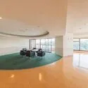 モリスガーデン栗平 管理の行き届いた綺麗なロビーです。来客時や待ち合わせにお使いいただけるソファが設置されています