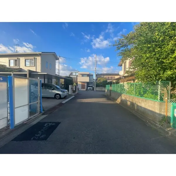 茅ヶ崎市松が丘2丁目 前面道路(北西側)