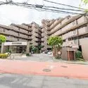 ライオンズヴィアーレ朝霞 落ち着いたブラウン系タイル張りの外観。