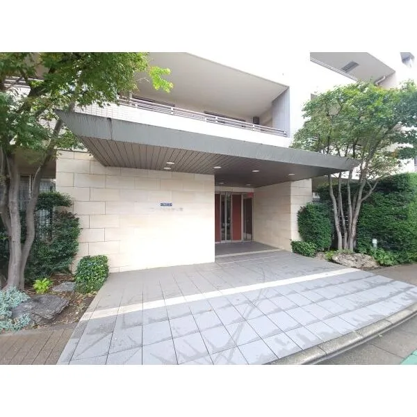 プラウド石神井公園 植栽豊かなエントランス