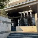 ライオンズ朝霞マークスフォート 重厚感のあるデザインが印象的なエントランス。植栽の彩りが住まう方やゲストを心地よく迎えます。