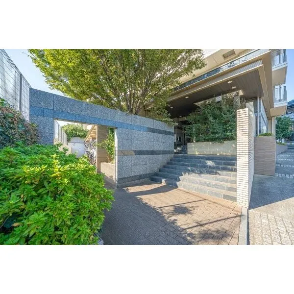 ライオンズ朝霞マークスフォート 重厚感のあるデザインが印象的なエントランス。植栽の彩りが住まう方やゲストを心地よく迎えます。