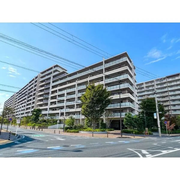 プレミスト船橋塚田 建物外観。総戸数571戸。東武野田線「塚田」駅徒歩約3分の好立地マンション。(2026年10月撮影)