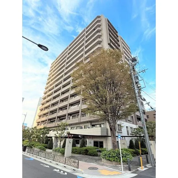 オーベル月島リバージュグラン 2001年8月築。タイルをふんだんに使用した重厚感のある造りです。