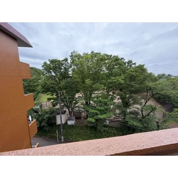生田マンション 眺望、南西向き。眺望については永続的に保証されるものではありません。