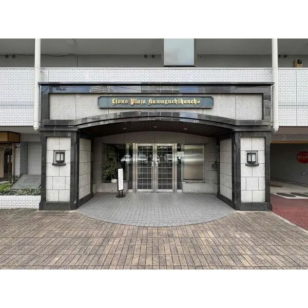 ライオンズプラザ川口本町 重厚感ある石張りエントランスが住まう方を迎えます