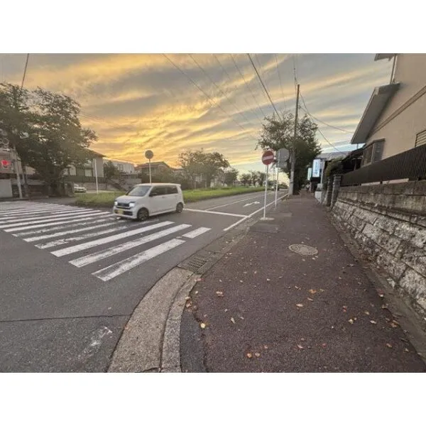 松戸市六高台6丁目 前面道路含む現地写真