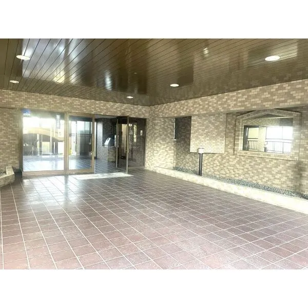 ライオンズマンション西与野 居宅へ誘うエントランスアプローチ