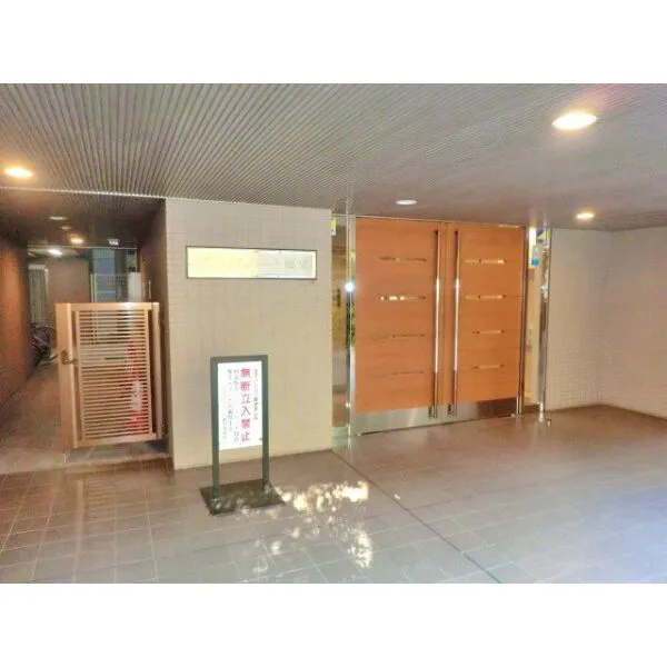 プライムコート鶴見 【エントランス】オートロック、宅配ロッカー設置の安心・便利にお住まいいただける共用部。