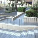 汐浜サンハイツ1 入り口部分にはスロープ付き