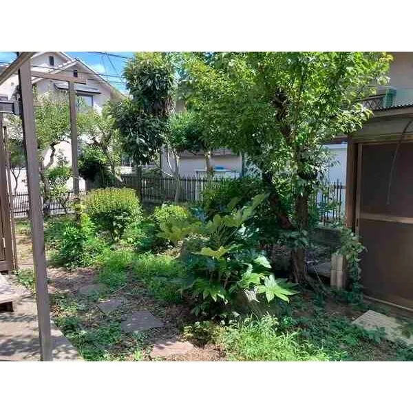 横浜市旭区柏町 敷地南側のお庭です。