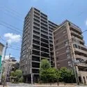 リビオレゾン上野根岸 建物外観。根岸柳通りと金杉通りの角地、総戸数92戸2022年1月築のレジデンス。