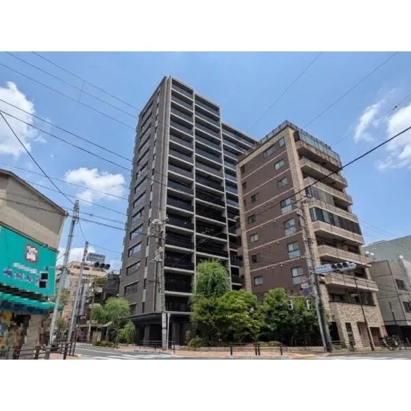 リビオレゾン上野根岸 建物外観。根岸柳通りと金杉通りの角地、総戸数92戸2022年1月築のレジデンス。