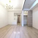 リビオレゾン上野根岸 リビングおよび洋室。明るく落ち着いた色調の床材および建具の室内。