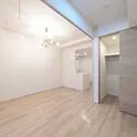 リビオレゾン上野根岸 洋室およびリビング。洋室にはウォークインクロゼットを確保。