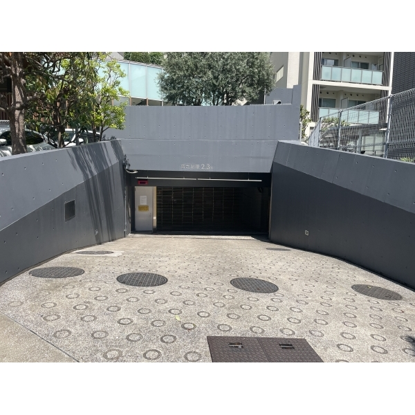 マジェスタワー六本木 駐車場入口