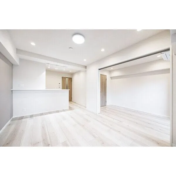 藤和中目黒コープ 約11帖のリビングです。隣の洋室(約4.5帖)と繋げて、約15.5帖のお部屋にすることも可能です。
