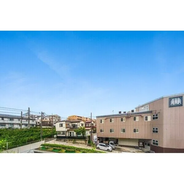 ブランズ宮崎台プレイス 視界を遮る背の高い建物が隣接していないため、開放感があります。天気の良い日は晴れ渡る青空を望みます。
