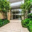 ブランズ宮崎台プレイス ご家族の帰宅やゲストの来訪を迎え入れるエントランス。植栽が施されており、自然の潤いを感じられます。