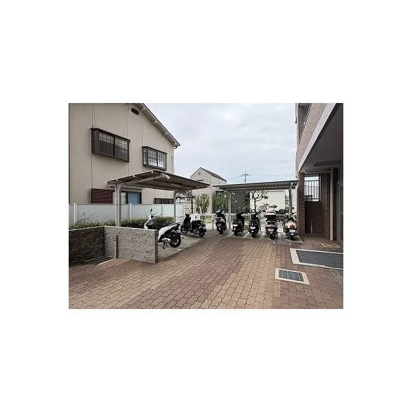 メゾンドール瓢箪山 バイク置場