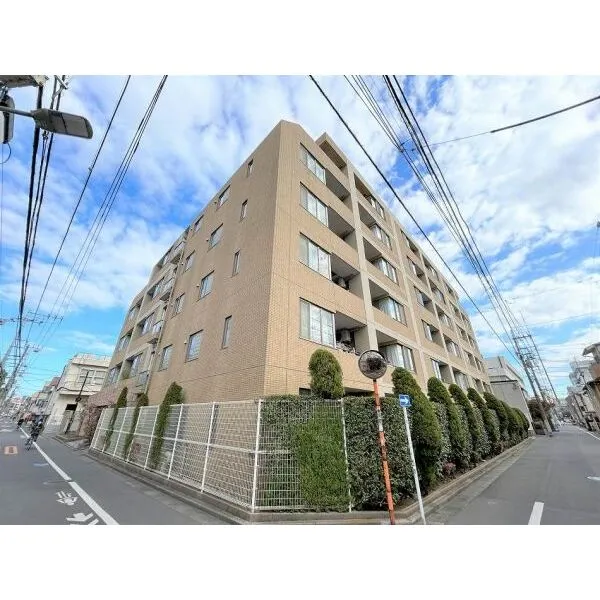 D’クラディア蒲田EAST 淡いブラウンを基調とした、温かみと品のあるモダンデザインな外観