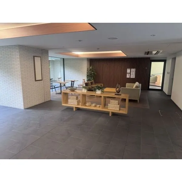 ファインシティ王子神谷リバー＆フォレスト ゆとりある落ち着いた雰囲気のロビー
