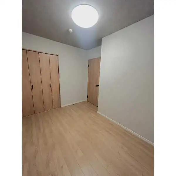 リベール江坂 玄関側洋室約5.0帖