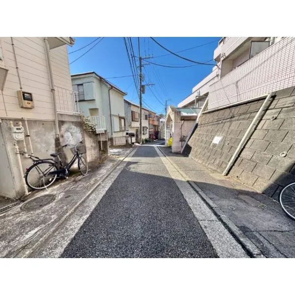 横浜市西区霞ケ丘 前面道路含む現地写真