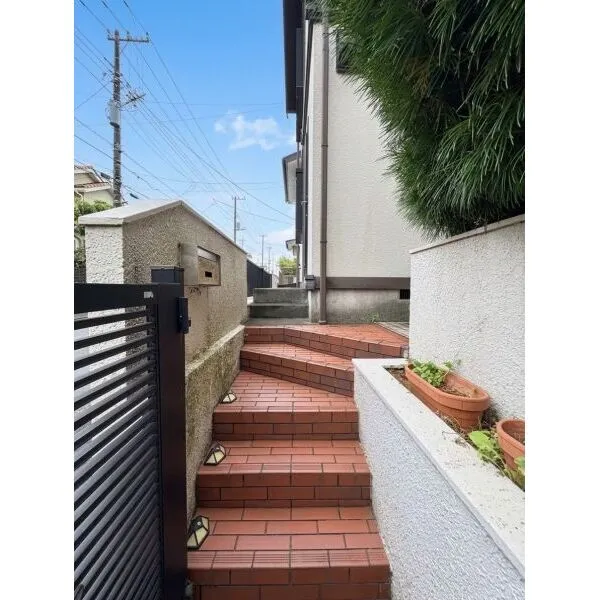 横浜市戸塚区南舞岡3丁目 戸建てならではの独立性を感じられる玄関アプローチ。