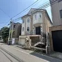 渋谷区代々木５丁目 前面道路含む現地外観